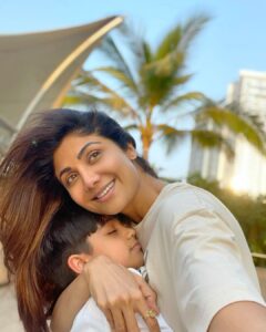 Shilpa Shetty Instagram - Sssss”mothering” Sonday Selfies 🤗🥰😍🧿🤗

#mine #gratitude #happiness #sonday #sundaysbelike #love #family