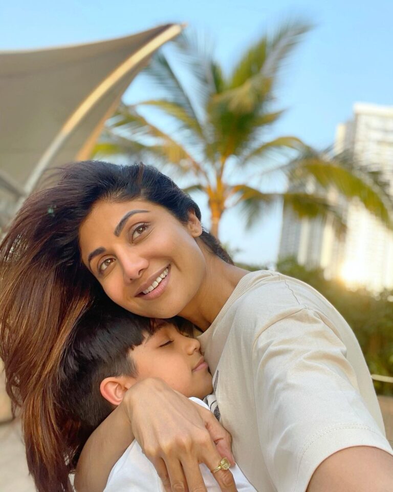Shilpa Shetty Instagram - Sssss”mothering” Sonday Selfies 🤗🥰😍🧿🤗 #mine #gratitude #happiness #sonday #sundaysbelike #love #family