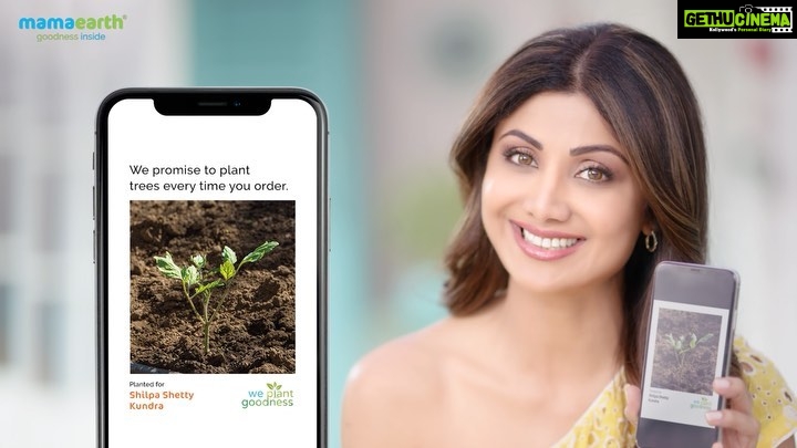 Shilpa Shetty Instagram - If your tummy loves the goodness of fresh organic produce, then I’m sure your skin will love it too! Pamper your skin with @mamaearth.in’s Vit. C Face wash, for that natural glow 😍 . . . #GoodnessInside #Mamaearth #weekend #skincareroutine #pamperyourself #madesafe #love #cleanse #GlowingSkinNaturally