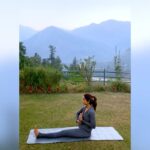 Shilpa Shetty Instagram - There are days when one just wants to become one with nature, inhale fresh air, and stretch the body a little. This itself is a very rejuvenating experience. So while in Manali a few months ago, I made the most of each morning that I woke up to this gorgeous view. On this particular day, I decided to do the Paschimottanasana, or the Forward Bend Pose. It may look rather easy, but it gives the spine, shoulders, and hamstrings that much-needed stretch. It also enhances blood flow to the pelvic region. Whenever you feel like the body has stiffened up, start your day with this yoga asana. However, do it only as much as is physically possible, and if you have any injuries in the hips, back, or shoulder areas, please modify the posture to suit your body. @simplesoulfulapp . . . . . #MondayMotivation #SwasthRahoMastRaho #SSApp #SimpleSoulful #yoga #yogasehihoga #FitIndiaMovement #FitIndia #throwbackvideo #ManaliDiaries