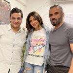 Shilpa Shetty Instagram – Dev , Anjali aur Chhabra .. purane dost nayi #dhadkan . 
When two Shetty’s come together.. poor @castingchhabra 😂🤣😈 
What say @suniel.shetty 😛 

#friends #laughs  #positivity #workandfun  #gratitude