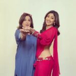 Shilpa Shetty Instagram – Chura ke Ad mera.. @farahkhankunder chali !!!! 🎶🤣 When work becomes fun 🤣
😈😛🥰 

#fun #friendsforever #laughs #setlife #shooting