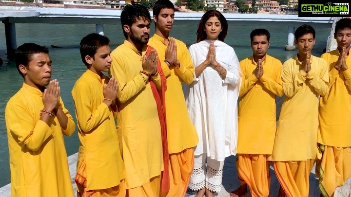 Shilpa Shetty Instagram - ॐ त्र्यम्बकं यजामहे सुगन्धिं पुष्टिवर्धनम् उर्वारुकमिव बन्धनान्मृत्योर्मुक्षीय माऽमृतात् ~ Aum Tryambakam yajaamahe sugandhim pushtivardhanam Urvaarukamiva bandhanaan mrityor mokshiya maamritaat ~ The Mahamrityunjaya Mantra is considered to be the most powerful Shiv mantra, it means: “𝙒𝙚 𝙬𝙤𝙧𝙨𝙝𝙞𝙥 𝙩𝙝𝙚 𝙩𝙝𝙧𝙚𝙚-𝙚𝙮𝙚𝙙 𝙊𝙣𝙚, 𝙬𝙝𝙤 𝙞𝙨 𝙛𝙧𝙖𝙜𝙧𝙖𝙣𝙩 𝙖𝙣𝙙 𝙬𝙝𝙤 𝙣𝙤𝙪𝙧𝙞𝙨𝙝𝙚𝙨 𝙖𝙡𝙡. 𝙇𝙞𝙠𝙚 𝙩𝙝𝙚 𝙛𝙧𝙪𝙞𝙩 𝙛𝙖𝙡𝙡𝙨 𝙤𝙛𝙛 𝙛𝙧𝙤𝙢 𝙩𝙝𝙚 𝙗𝙤𝙣𝙙𝙖𝙜𝙚 𝙤𝙛 𝙩𝙝𝙚 𝙨𝙩𝙚𝙢, 𝙢𝙖𝙮 𝙬𝙚 𝙗𝙚 𝙡𝙞𝙗𝙚𝙧𝙖𝙩𝙚𝙙 𝙛𝙧𝙤𝙢 𝙙𝙚𝙖𝙩𝙝, 𝙛𝙧𝙤𝙢 𝙢𝙤𝙧𝙩𝙖𝙡𝙞𝙩𝙮.” It bestows longevity, wards off calamities, and prevents untimely death. It also removes fears and has the power to heal holistically. For me, chanting this mantra while in Haridwar - the birthplace of YOGA (much before COVID-19 had emerged) - was therapeutic. This mantra has the power to heal, helps me find peace amid chaos, no matter where I am 🙏🏻 If you suffer from ‘any’ ailment, please do this jaap 11 times every day and see the miracles unfold. What helps you find peace in tough times? Tell me in the comments ✨ . . . . . #MondayMotivation #MahaMrityunjayMantra #HarHarMahadev #LordShiva #SwasthRahoMastRaho #peace #Haridwar #chants #positivevibes #energy #gratitude