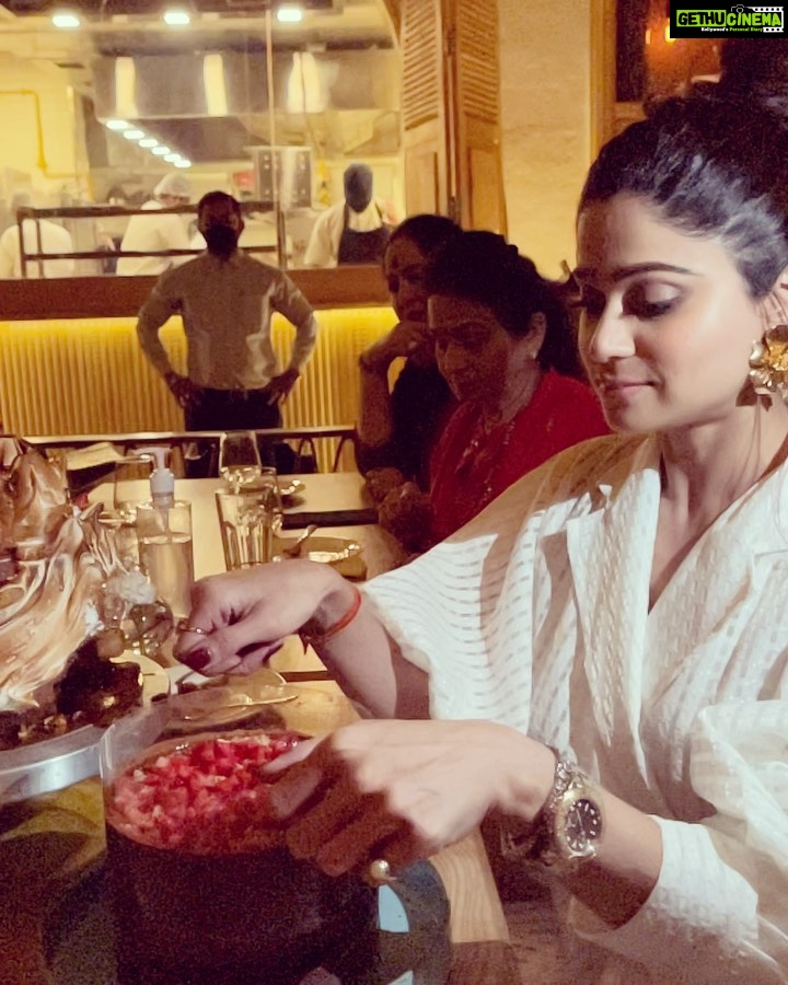 Shilpa Shetty Instagram - Happpppppyyyyy birthday @shamitashetty_official , Now I need to pick you up, after this #pullmeupcake 😂🤣😈. May your life be filled with sweetness.. always Tunkiiiii ❤️🙌🏼🧿🎂 #birthdaygirl #birthdaycake #bastianmumbai #gratitude #sisterlove