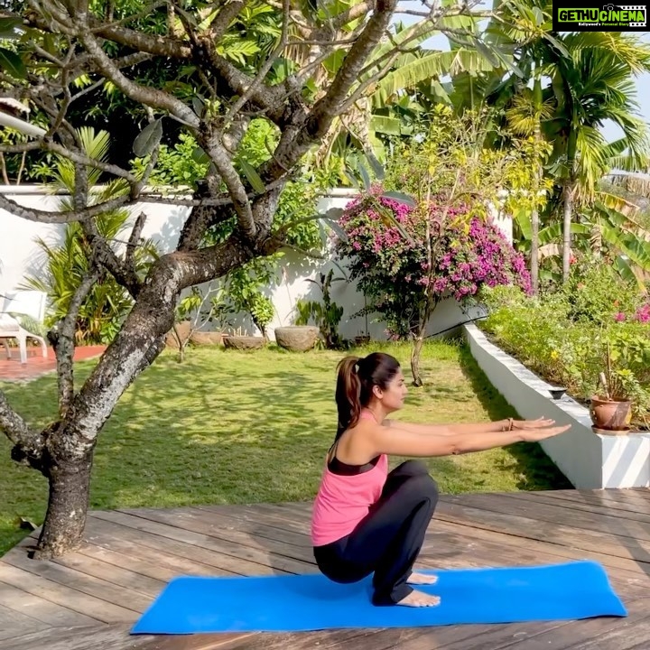 Shilpa Shetty Instagram - Connecting with nature and rejuvenating thoroughly was my only goal on this recent trip to Goa. Inhaling clean air and letting out all kinds of pent up stress is quite liberating. Add a little fitness routine to it, and you’re all set for the day ahead. This particular routine involved rolling down and coming back up in deep squats, followed by kneeling to come back into deep squats. It not only helps strengthen the glutes, quads, & core; but also improves one’s range of motion, breathing deeply & digestive health. For those interested in doing so, this routine effectively helps improve the body’s athletic performance! People with lower back problems should not attempt this. Do you have a favourite fitness routine too? Let me know in the comments below👇🏻 @simplesoulfulapp . . . . . #MondayMotivation #SwasthRahoMastRaho #SSApp #SimpleSoulful #fitness #fitnessroutine #FitIndiaMovement #FitIndia #healthyliving #healthylifestyle #throwbackvideo #GoaDiaries