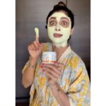 Shilpa Shetty Instagram - Seedhi ungli se karenge taiyaari,☝🏻 Skincare routine hai zaroori! ❤️😍🤪 Sunday Binging on @mamaearth.in Vitamin C mask🤪🤪 . . . . . #Mamaearth #GoodnessInside #MaskUpSunday #VitaminC #SundayBinge