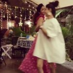 Shilpa Shetty Instagram - Matching steps with my favourite sitara 💫 My Tunki has my heart - sara ka sara ❤️👭🏻 An evening with the cutest dance partner, @shamitashetty_official😘🧿❤️ . . . . . #MunkiTunki #sisters #bestfriend #dancepartner #famjam #tbt #throwback #throwbackthursday #GoaDiaries #blessed ~ Posted @withregram • @shamitashetty_official Not sure what got into munki🤣🤣 but she will forever be my favourite dance partner !! 😘Love ya @theshilpashetty #munkiandtunki #sisterhood👭 #loveislove #instadaily ❤️🌸
