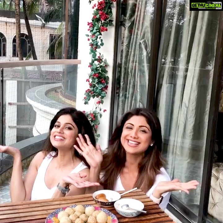 Shilpa Shetty Instagram - On this auspicious day of Makar Sankranti, I pray for an abundance of good health and peace in all our lives🤗 May all our dreams soar as high as the 🪁 in the sky today. @shamitashetty_official ~ With Gratitude, SSK ❤️🙏🏻 . . . . . #MakarSankranti #festivalsofIndia #famjam #familytime #gratitude #blessed #throwback #tbt #throwbackthursday