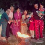 Shilpa Shetty Instagram - Lohri di lakh lakh vadhiyaan saareyaan nu🙏🏻 May the Lohri fire burn away all the negativity; and bring you joy, happiness, prosperity, and love. Wishing you and your loved ones a very Happy Lohri from our family ❤️🤗🙏🏻🔥 @rajkundra9 #HappyLohri #LohriMubarak #festivalsofIndia #famjam #familytime #gratitude #blessed