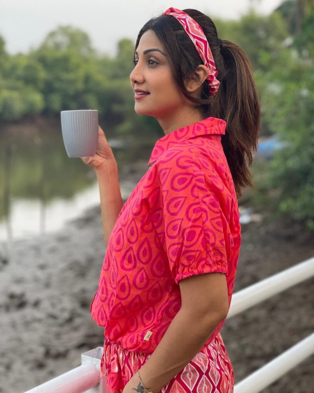 Shilpa Shetty Instagram - Woke up this morning, ⛅️ To get things done! ✅ Who said, you can’t be serious 🧐 And have some fun 🤪 But before all of that, Lemme just get some sun!🌞 ~ @dreamssbyss . . . . . #DreamSS #RoundTheClockWear #ForYourDreamSS #gratitude #blessed #GoaDiaries