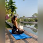 Shilpa Shetty Instagram - Changing gears and shifting back to a daily routine after the holiday season is never going to be easy. But, maintaining a healthy balance between calm and chaos is inexplicably crucial. This is an excercise I do religiously when I want to center myself. Inhale and take a deep breath in, filled with positive thoughts and exhale all the negative thoughts/emotions into the universe as love and light. This meditation helps you focus on the things that need attention, centers and gives you the ammunition to tackle with the stress in your daily grind. Do this for a few minutes but unhindered, connect with the universe; and align your mind, body, & soul to prepare yourself for the day ahead. Start with just five minutes of deep breathing today. Tag a friend who really needs to keep calm today 🧘🏻‍♀️🧘🏻‍♂️ ~ @simplesoulfulapp . . . . . #MondayMotivation #SwasthRahoMastRaho #TakeCareOfYourself #MentalHealthMatters #FitIndia #SSApp #SimpleSoulful #NewBeginnings