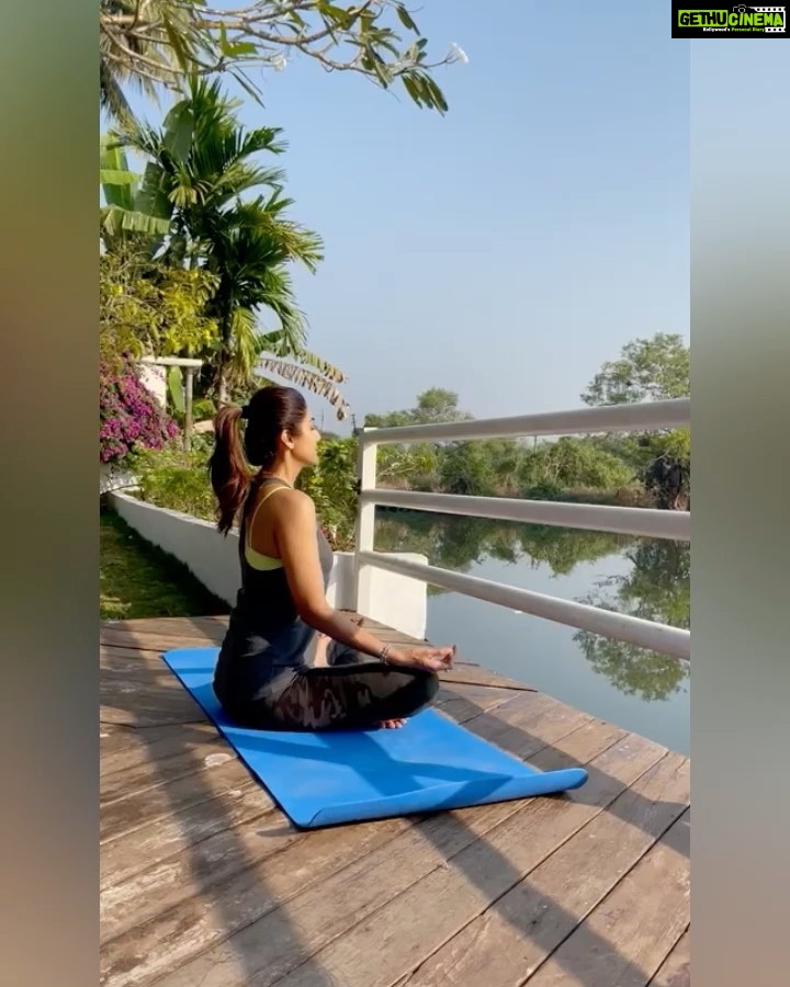 Shilpa Shetty Instagram - Changing gears and shifting back to a daily routine after the holiday season is never going to be easy. But, maintaining a healthy balance between calm and chaos is inexplicably crucial. This is an excercise I do religiously when I want to center myself. Inhale and take a deep breath in, filled with positive thoughts and exhale all the negative thoughts/emotions into the universe as love and light. This meditation helps you focus on the things that need attention, centers and gives you the ammunition to tackle with the stress in your daily grind. Do this for a few minutes but unhindered, connect with the universe; and align your mind, body, & soul to prepare yourself for the day ahead. Start with just five minutes of deep breathing today. Tag a friend who really needs to keep calm today 🧘🏻♀️🧘🏻♂️ ~ @simplesoulfulapp . . . . . #MondayMotivation #SwasthRahoMastRaho #TakeCareOfYourself #MentalHealthMatters #FitIndia #SSApp #SimpleSoulful #NewBeginnings