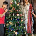 Shilpa Shetty Instagram - Viaan thought the candy cane was yum😑 Whoever said it was easy being a mum🤪🤷🏻‍♀️😂 Decorating the tree together is our favourite tradition; T’is the time to be jolly... fa la la la... la la la la 🎄🎊 ~ Komfy Kaftan: @dreamssbyss (Link in bio!) ❤️ #MotherSon #ChristmasTree #presents #happiness #DreamWithMe #DreamSS #RoundTheClockWear #kaftan #madeinindia