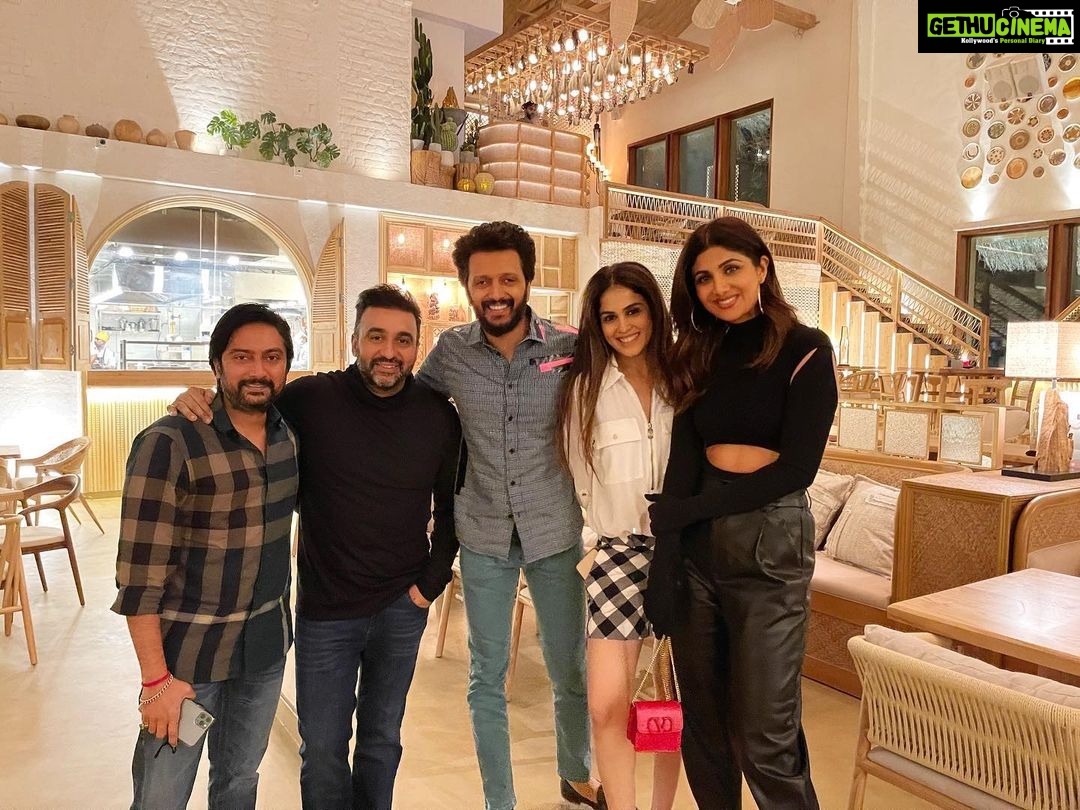 Shilpa Shetty Instagram - About last night... My first night out and dinner in 9 months; for a tasting night with great food, fun, and friends at @bastianmumbai Worli. @rajkundra9 @riteishd @geneliad @dhirajvilasraodeshmukh We missed you, @deepshikhadeshmukh! . . . . . #OpeningSoon #laughs #foodie #Restauranteur #BastianWorli #aboutlastnight #BastianMumbai #gratitude
