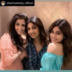 Shilpa Shetty Instagram – Mere do Anmol Ratan 👭
One is sweet as candy🍭🍬
The other is cute as a button 😍
🤣😘😜😍
@shamitashetty_official @akankshamalhotra 
.
.
.
.
.
#love #famjam #siblinglove #sisters 
~
Posted @withregram • @shamitashetty_official With the loves of my life 🌺❤️

#sistersquad #unconditionallove #friendship #instapic