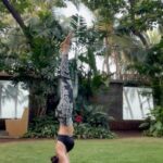 Shilpa Shetty Instagram - Whoever thought it was easy for me... Nothing in life is.. till you try consistently. When I first tried the Shirshasana, or the Headstand, almost 3 years ago with a bit of fear as I was told I wouldn’t be able to since I suffered with cervical spondylosis. Started out late, but I made it my personal goal to attempt it with diligence , faith, and the belief that “the mind is more powerful than the body”. It took me a few months to accomplish the mission I was on but nailed it nevertheless. Ever since, I practice this asana to sustain this accomplishment, no matter what happens. Three years later, it still makes me extremely happy to know that I can manage to perform and record myself performing the Shirshasana all by myself. This asana helps increase blood supply to the head, therefore, it is beneficial for the brain's functioning and for all sensory organs in the head (eyes, ears, etc.) It also improves focus and ability to concentrate, while it regulates the functioning of all the systems of the body. So, guys... the motivation here is, it’s never too late to start😊 Which asana have you perfected through practice? @simplesoulfulapp ~ Thank you, @sairajyoga for always being my Wall 🙏 . . . . . #MondayMotivation #SwasthRahoMastRaho #SSApp #FitIndiaMovement #SimpleSoulful #yoga #shirshasana #gratitude #willpower #determination