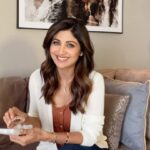 Shilpa Shetty Instagram – Khul ke Smile karne ke liye kisi reason ka wait kyun karein?😁
With India’s first ‘at-home’ teeth straightening solution, Toothsi, using their in-house Clear Aligner Technology; you can get that perfect smile for every reason & season. The aligners are super comfortable to wear and virtually invisible on teeth unlike braces, so no one will know you are wearing them! (It’ll be our little secret!🤫)

Check them out @toothsi_aligners. You can book your scan by visiting them at toothsi.in or by calling them on +91-7303330000.

https://bit.ly/2JQqx3n