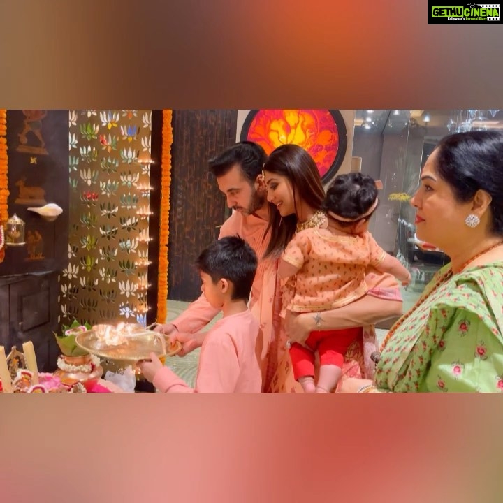 Shilpa Shetty Instagram - I believe the family that prays together, stays together🙏🏻 and as is our family’s annual ritual, we offered our prayers to Lakshmi Maa and 🧿Samisha 🧿whose first Diwali it was. Sending prayers not just for us but for you too✨🙏🏻🪔 May Maa Lakshmi shower Her blessings on each one of you. Wishing you all a very Happy Diwali!✨🎉🌟 @rajkundra9 ~ . . . . . #HappyDiwali #family #gratitude #Diwali2020 #LakshmiPujan #celebration