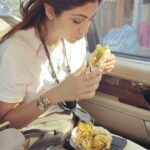 Shilpa Shetty Instagram – Chalte Chalte dekha Vada pao
Mann ne bola Sunday hai 
Toh Khao Khao Khao
Banta hai bhau!😛😂🤪🤣

Travelling back from Karjat and this is my favourite Binge food cause its made the best here.. 😊Excuse the food in my mouth..😝
 #sundaybinge time.. Crispy Spicy #vadapav ( #onionbhajias #samosas  and #palakpakoda 🤦🏽‍♀️🤪)

#travelfood  #sundayfunday #sundayvibes #guiltfree #streetfood #gratitude  #happy