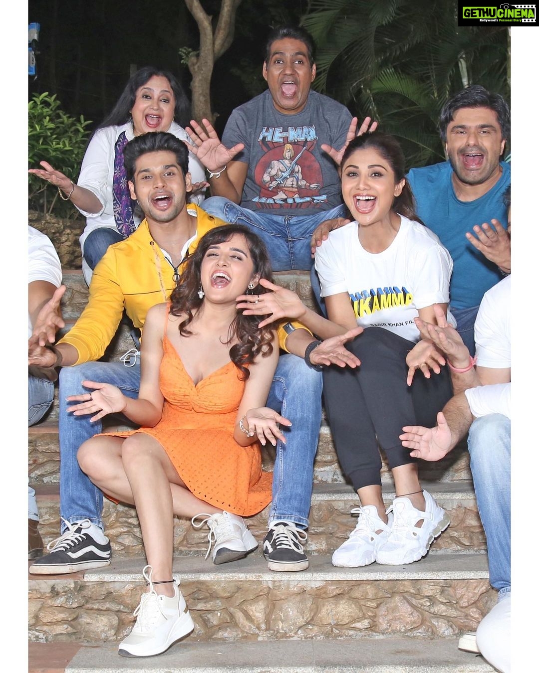 Shilpa Shetty Instagram - The #NikammaShootWrap is a bitter-sweet moment for me... I’ve had an absolute blast shooting with this crazy #Nikamma bunch! 🥳 We’ve spent so much time together that I’m really going to miss all the madness, but I’m taking back memories that will last a lifetime... all thanks to my director, Sabbir Khan, Abhimanyu, and Shirley. Can’t wait for you all to see the result of our labour of love! 😍 For now.. it’s a WRAP..Yaaaaay! ~ @abhimanyud @shirleysetia @sabbir24x7 @samirsoni123 @sonypicturesin @vivekkrishnani @sonypicsprodns