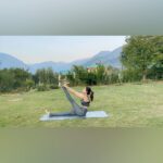 Shilpa Shetty Instagram - Being able to connect with your inner self amid the quiet surroundings of Manali is a blessing. When the mind is at peace, nothing seems difficult to do. This flow is the Eka pada Navasana going in to Supta Padmasana. It helps improve blood circulation while it strengthens the core, lower back, and pelvic muscles. Additionally, it stretches the hamstring and ankles too! No matter what your day looks like, make sure to dedicate a few minutes to yoga 🧘🏻‍♀️ 🧘🏻‍♂️ Try it! @simplesoulfulapp . . . . . #MondayMotivation #FitIndia #SwasthRahoMastRaho #SSApp #yoga #yogi #ThrowbackVideo #ManaliDiairies #blessed #gratitude