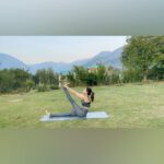 Shilpa Shetty Instagram – Being able to connect with your inner self amid the quiet surroundings of Manali is a blessing. When the mind is at peace, nothing seems difficult to do.  This flow is the Eka pada Navasana going in to Supta Padmasana. It helps improve blood circulation while it strengthens the core, lower back, and pelvic muscles. Additionally, it stretches the hamstring and ankles too! No matter what your day looks like, make sure to dedicate a few minutes to yoga 🧘🏻‍♀️ 🧘🏻‍♂️ Try it!

@simplesoulfulapp 
.
.
.
.
.
#MondayMotivation #FitIndia #SwasthRahoMastRaho #SSApp #yoga #yogi #ThrowbackVideo #ManaliDiairies #blessed #gratitude