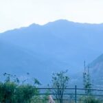 Shilpa Shetty Instagram - Manali isn’t called ‘Dev Bhoomi’ (the Valley of Gods) for nothing! 😇 The energy and beauty are exhilarating. So inspiring that I decided to start my day at the break of dawn with the mountain pose in front of the mountains. Starting with Padahastasana, Parvatasana, Marjariasana... this flow opens up the whole body; strengthens & stretches the back, hamstring, calf muscles & shoulders; improves digestion & blood circulation. If you want to be immovable like the mountains, then you must try this flow. @simplesoulfulapp . . . . . #MondayMotivation #SwasthRahoMastRaho #SSApp #FitIndia #yogaflow #mountain #strength #Yogi #manalidiaries #yoga