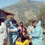 Shilpa Shetty Instagram - First day #hungama on set before we roll. Sanitisation drill cause safety comes first. The new normal has taken over and how?! 😅🤦🏽‍♀️ #shootready #safetyfirst #outdoorshoots #teamgoals #manali #actormode #workmode #hungama2
