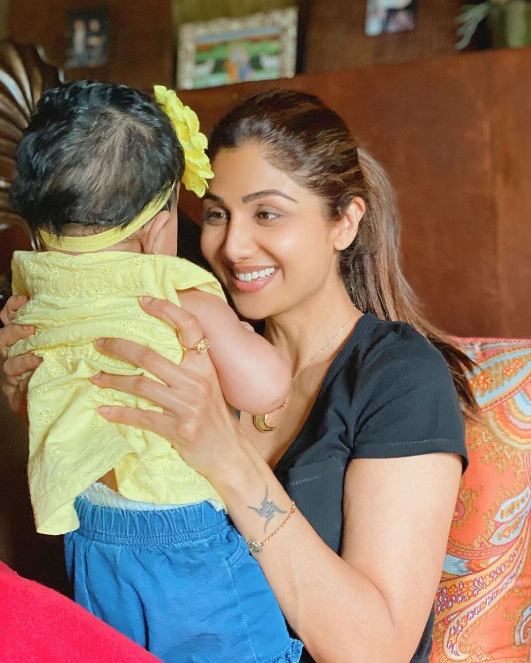 Shilpa Shetty Instagram - Who says Miracles don’t happen... Holding one in my hands now😇Life is such a miracle, isn’t it?✨ That’s the happiness I’m celebrating today on #DaughtersDay as I hold 🧿Samisha🧿 our daughter ❤️ I definitely don’t need a day to celebrate her.. Cant thank God and the Universe enough for answering & manifesting our prayers, especially Viaan’s, so beautifully; will be eternally grateful. Don’t forget to give your daughters a tight hug today 🤗❤️ . . . . . #SamishaShettyKundra #SSKJr #daughter #family #love #gratitude #blessed