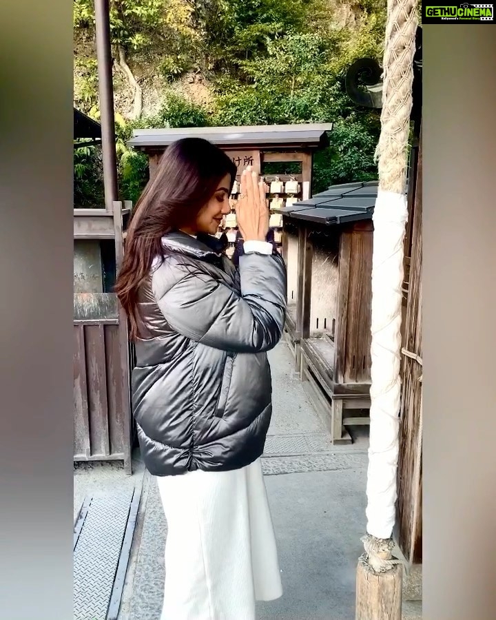 Shilpa Shetty Instagram - Gratitude 🙏🏻it’s my North Star... it guides me and makes me believe that I am blessed and on the right path. There’s so much I’m grateful for. But in the course of our lives, we tend to take some of our blessings for granted. Just want to make sure I take this chance to express gratitude for all that I have... a beautiful & supportive family who have been my rock of Gibraltar, friends I can count on in tough times, work & opportunities that allow me to connect with people from all over the world, good health that keeps me going every day, and the abundance of love & good wishes that come in from my extended family - YOU❤️🧿✨ On #WorldGratitudeDay, take a moment and thank the Universe today for all that you’ve received🙏🏻❤️ . . . . . #gratitude #blessed #happiness #love #family #friends #goodhealth #goodwork #grateful #throwbackvideo #memories #japandiaries