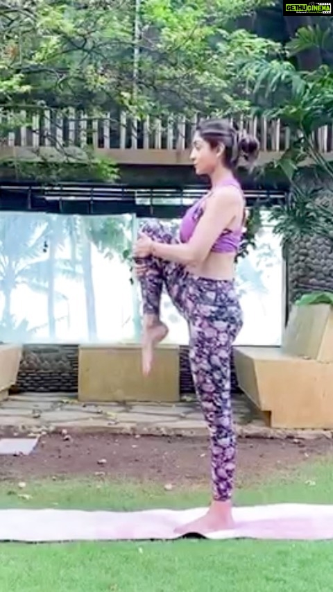 Shilpa Shetty Instagram - For me, the best time to practice yoga is early in the morning on an empty stomach⛅️ Limited pollution of all kinds allow you to breathe and centre your focus with ease. Focusing on yourself allows you to align your mind and body, thereby enhancing your body’s balancing abilities. So today, I practiced the Eka Padasana, or the one foot balancing pose. It works on the mind and body rather effectively. Not only does it improve balance, focus, & posture; but also strengthens the ankles & legs along with the shoulders & muscles of the back, while toning the abdomen. Like I always say, buss... Yoga se hi hoga🧘🏻♀️🧘🏻♂️ What does your Monday morning look like? @simplesoulfulapp . . . . . #MondayMotivation #SwasthRahoMastRaho #SSApp #SimpleSoulful #yoga #yogasehihoga #fitindia