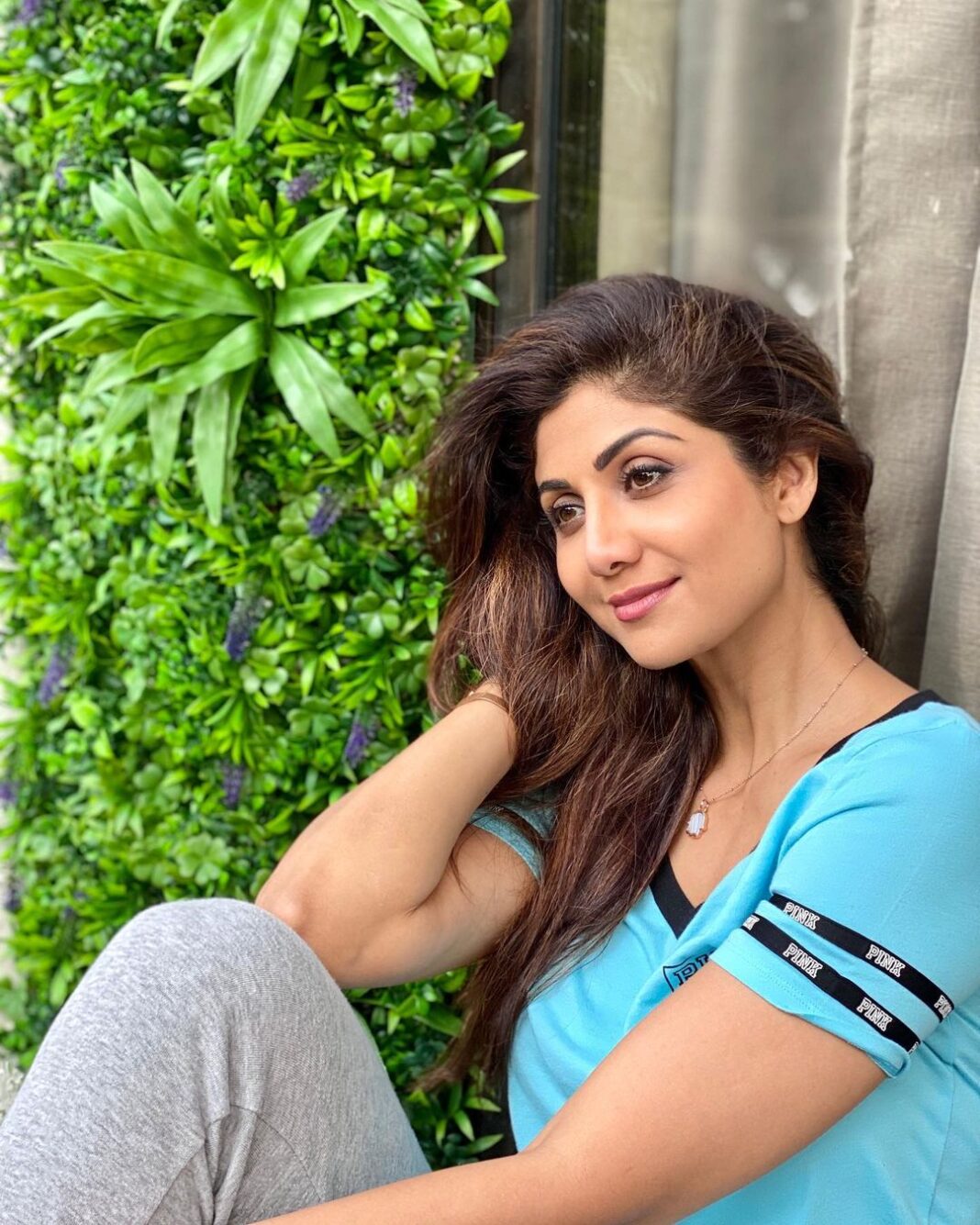 Shilpa Shetty Instagram - As we all know, the Ozone layer is a part of the Earth’s Stratosphere responsible for absorbing most of the UV rays emitted by the Sun. It is the shield 🛡 protecting the Earth and the life on it. When we abuse the natural and man-made resources available to us, we end up damaging the ozone layer. Saving our planet from the adverse effects of our own actions is our responsibility. While a part of the ozone layer has been healing because we’re all indoors, we still have a long way to go. This year, as we celebrate 35 years of the global ozone layer protection, let’s pledge to be mindful of our actions, plant more trees, reduce our carbon footprint, and teach our next generations to do the same. The onus of what we leave behind for our future generations is completely on us. Let’s work towards a better tomorrow because we all need ‘Ozone For Life’ 😊🌍 . . . . . #WorldOzoneDay2020 #OzoneForLife #environment #nature #bettertomorrow #gratitude #LetsDoOurBit