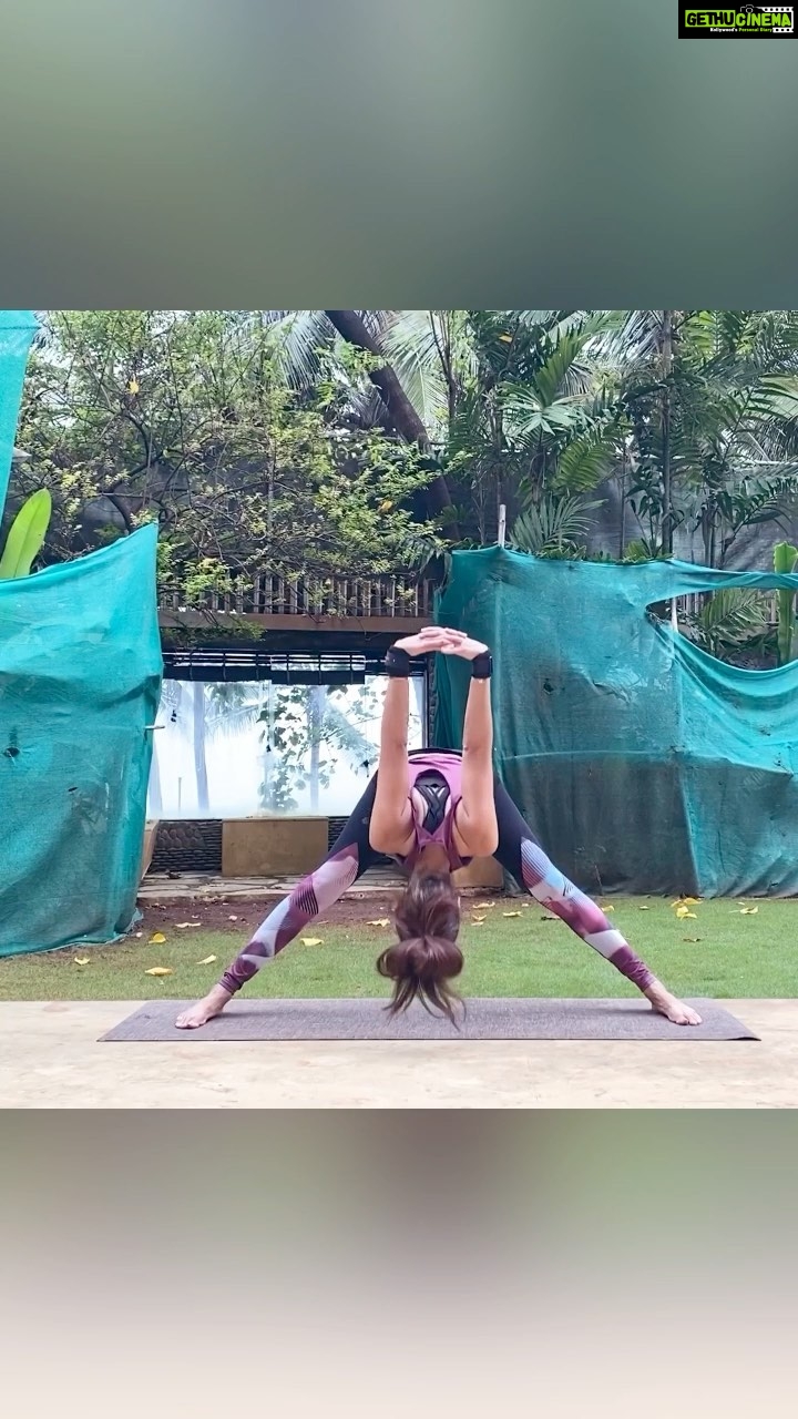 Shilpa Shetty Instagram - It is very important to begin something with a clear mind and a positive attitude. It could be a new venture, a new task or a new day. The best way for me to start my day and week is with Yoga. But, one can’t keep doing the same routine week-on-week. So today, I practiced the Prasarita Padottanasana (A,B,C,D)and its variations. These asanas work predominantly on the lower body, strengthening the spine, core, and legs; but also calms the mind... stretching the hamstring, calves, and glutes. Along with all of these benefits, it also helps improve digestion and tones the abdominal muscles. This routine may look very simple to perform, but the asanas are extremely effective 🧘🏻♀️ How do you start your day? ☀️ @simplesoulfulapp . . . . . #MondayMotivation #SwasthRahoMastRaho #FitIndia #SSApp #SimpleSoulfulApp #yoga #YogaSeHiHoga #NewDay #fitness