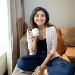 Shilpa Shetty Instagram – There’s so much happening during the week that a ‘Sunday binge’ of some sort is a must! It doesn’t matter if it’s for the stomach or for my skin😋 because Mama needs some rest too!
So today, I’ve decided to pamper myself and enjoy my #MaskUpSunday with @mamaearth.in’s Ubtan Face Mask. This Ubtan is made of natural ingredients like haldi and saffron that bring a gentle glow to my skin and keep it hydrated!

How are you spending your #MaskUpSunday? 
.
.
.
.
.
#mamaearth #GoodnessInside #Ubtan #FaceMask #natural #naturalingredients #sunday #skincare