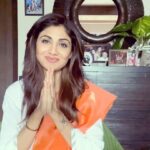 Shilpa Shetty Instagram – स्वतंत्रता दिवस की बहुत बहुत शुभकामनाएँ, आप सभी को।🇮🇳
Wishing you all a very Happy Independence Day! 🇮🇳❤️
On our 74th Independence Day, let’s pledge to stand united and work towards a better future. Let’s buy and support our local businesses, stand by our neighbours, and be there for anyone in need. We can fight every battle and conquer all our hurdles only as a unified force.
Jai Hind 🇮🇳 
.
.
.
.
.
#HappyIndependenceDay #IndianIndependenceDay #Freedom #India #pride #ProudToBeAnIndian #gratitude #SwasthRahoMastRaho #StayHealthy #StayHappy #VocalForLocal