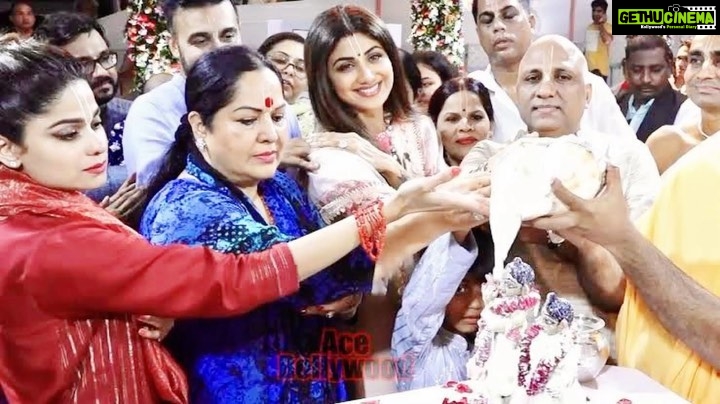 Shilpa Shetty Instagram - Hare Kṛṣṇa Hare Kṛṣṇa Kṛṣṇa Kṛṣṇa Hare Hare Hare Rāma Hare Rāma Rāma Rāma Hare Hare ~ Last year this day, performing the Krishna Abhishek at @iskcontemple 🙏🏻 Janmashtami ki aap sabhi ko dheron shubhkaamnayein 🙏🏻 May Lord Krishna take away all our worries, give us the strength to face each day with courage, and bless each one of us with happiness, love, & peace on the holy occasion of Krishna Janmashtami🌺🌸🌼 . . . . . #Janmashtami #LordKrishna #HareKrishna #gratitude #blessed #throwback #krishnajanmashtami