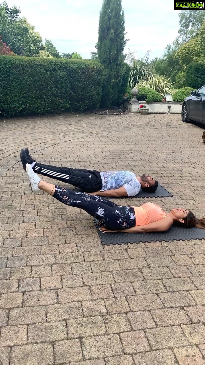 Shilpa Shetty Instagram - This date, last year in London... I really think you all must try this routine once. It’s sooooo good and you can actually feel your core tighten for the next 2 days. I wanted to kill ‘Sally’ by the end of it, seemed like a never-ending song; and I’m sure @rajkundra9 felt the same way about @bencolemanfitness too😅😂🤣💪 But, it was totally worth it! Missing these travels... and the workout, more so! How are you bringing in the new week? . . . . . #MondayMotivation #FitIndiaMpvement #SwasthRahoMastRaho #core #fitness #healthylifestyle #throwback #LondonDiaries