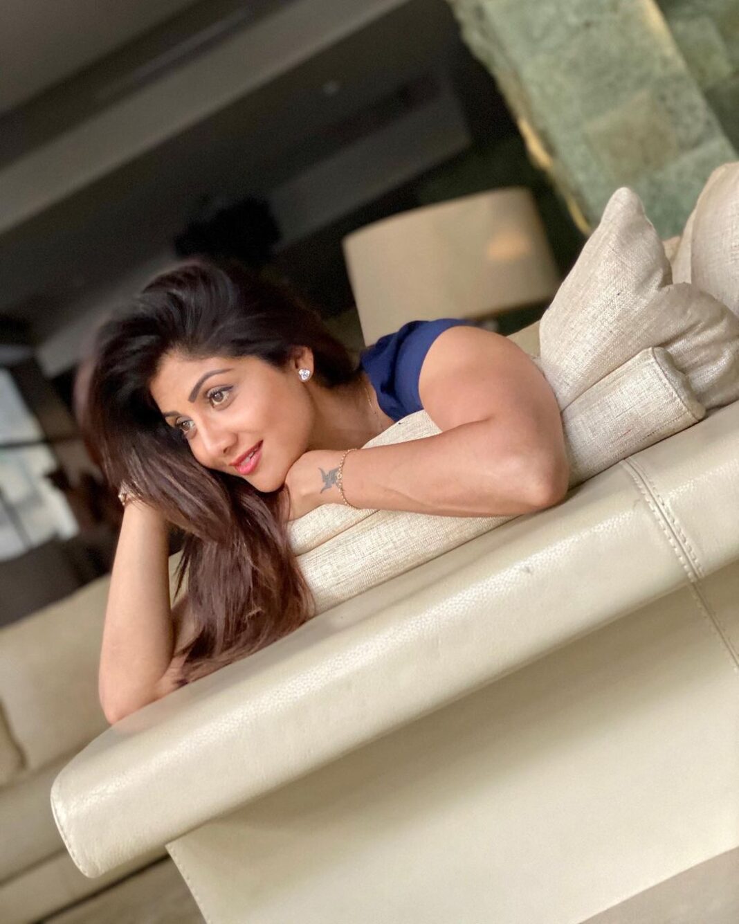 Shilpa Shetty Instagram - Watching the sun go down and seeing the sky turn into a crimson canvas makes me so happy. Gives me a sense of peace and hope... reminding me that it’s important to slow down and take some time off every day to notice & enjoy the small li’l joys... Photo credit: Moment captured by my 8-yr old son, Viaan-Raj 😅❤️ Priceless! Hence, wanted to share it with you😍 Do you have a favourite ‘time of the day’ when you just sit peacefully with your thoughts for company?❤️ . . . . . #candid #nofilter #sunsets #blessed #gratitude #StayHomeStaySafe
