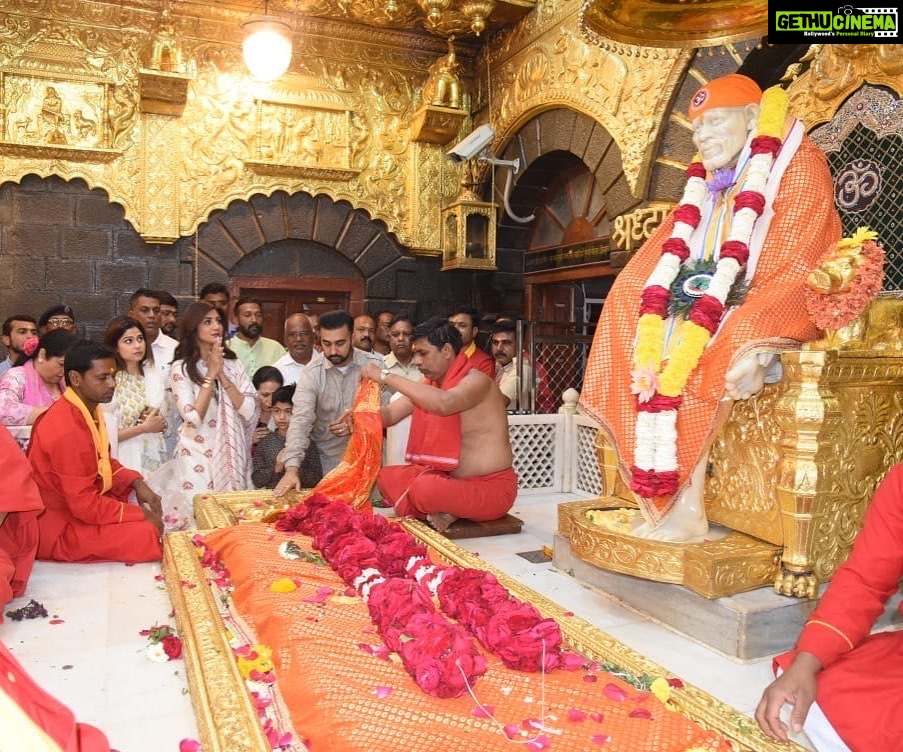 Shilpa Shetty Instagram - I believe, more than being religious, I’m spiritually inclined. My Guru, My Sai, shows me the way and direction... When you have Faith, or follow a guru, you must do so implicitly and have belief in his vision... whether it’s a living Guru or God/Universe. Faith is the bedrock of success or satisfaction. This Guru Purnima, look inward and keep unwavering faith, that it’s all happening for the best... and only the BEST will unfold ❤️🧿🌈 As Sai says, Shraddha aur Saboori (Faith and Patience) Happy Gurupurnima to all.❤️🙏😇 With Gratitude, SSK🙏🏻 . . . #GuruPurnima #omsairam #positivity #faith