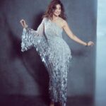 Shilpa Shetty Instagram - 🎶 𝒮𝒽𝒾𝓂𝓂𝓎 𝒮𝒽𝒾𝓂𝓂𝓎 𝒴𝒶𝓎 🎶 (sound on 🔊) .Happy Holidays 🎉🎉💃💃 . . . . #lookoftheday #ootd #fashiongram #gratitude #outfitoftheday
