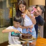Shilpa Shetty Instagram - Yaaay! My favourite vanilla meringue cake freshly baked by the bestest hubby in the world , @rajkundra9 ,family by my side ( the rest on a video call )and all the love , wishes and blessings pouring in from all over the world .. ❤️🧿🤗 Feeling a surge of love and gratitude.. Thaaankyouuuuu all sooooo much ❤️🧿🙏🌈🎂 #love #gratitude #family #birthday #instafam