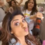 Shilpa Shetty Instagram - It’s a mad mad world.. And a mad mad team!! 🤣😅 Why I love going to work ♥️ . #onset #shenanigans #shootlife #craycray #team #allworknoplay #reelitfeelit #reelkarofeelkaro #bts