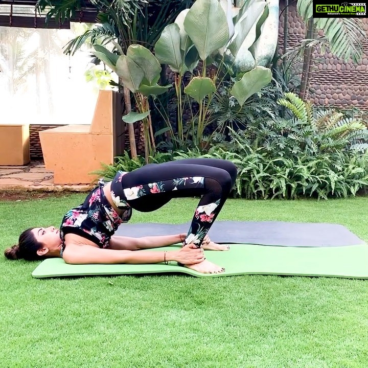 Shilpa Shetty Instagram - We’re living in some extreme situations right now. On the one hand, there’s so much to do around the house while many are also working-from-home; on the other hand, the excess free time keeps us seated for long hours with very little movement - a massive state of confusion for the body. All of this, however, can lead to a stiff and painful back & muscles. It’s important to keep stretching and strengthening the back to avoid any long-term, severe pain. So, I practice this routine regularly and it works wonders for me. It strengthens the back & abdominal muscles, improves flexibility in the spine & enhances the body posture. It also relieves back pain & relaxes the back muscles, while opening up the lungs. Give your body a little activity so it doesn’t go into a state of shock in these testing times. Stay indoors, stay safe! @shilpashettyapp . . . . . #SwasthRahoMastRaho #MondayMotivation #FitIndia #FitIndiaMovement #IndiaFightsCorona #GetFit2020 #yoga #yogisofinstagram #yogasehihoga #stayindoors #staysafe