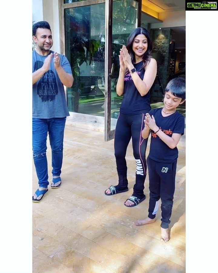 Shilpa Shetty Instagram - Just to witness this sight , spirit and energy was so overwhelming. I never have before and probably never will see again in my life❤️🧿. It was soooo beautiful to watch everyone come together as one unified community to cheer and thank every single person who has been working relentlessly... putting their own lives at stake for us. Had a lump in my throat... 😢‘surreal’ is the word that sums up how I feel right now!❤️🇮🇳🧿 Sometimes, you have to go through something bad to see the greater good. 😇 . . . . . . #JantaCurfew #ProudIndian #StandTogetherButSeparately