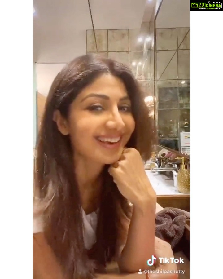 Shilpa Shetty Instagram - Love in the times of Corona... What cannot be cured has to be endured.. Rona nahi, haath dhona. Swasth Raho, Mast Raho! . Accepting the safe hands challenge @shamitashetty_official and @kiren.rijiju 💪🙏 Nominating all my instafam to take up this challenge in your own way and post on any platform to show solidarity and press the word and NOT the VIRUS #fitindiamovement . Go India 🇮🇳 . . . . #staypostive #happy #healthy #washhands #safehandschallenge #practice #gratitude #swasthrahomastraho #fitindiamovement