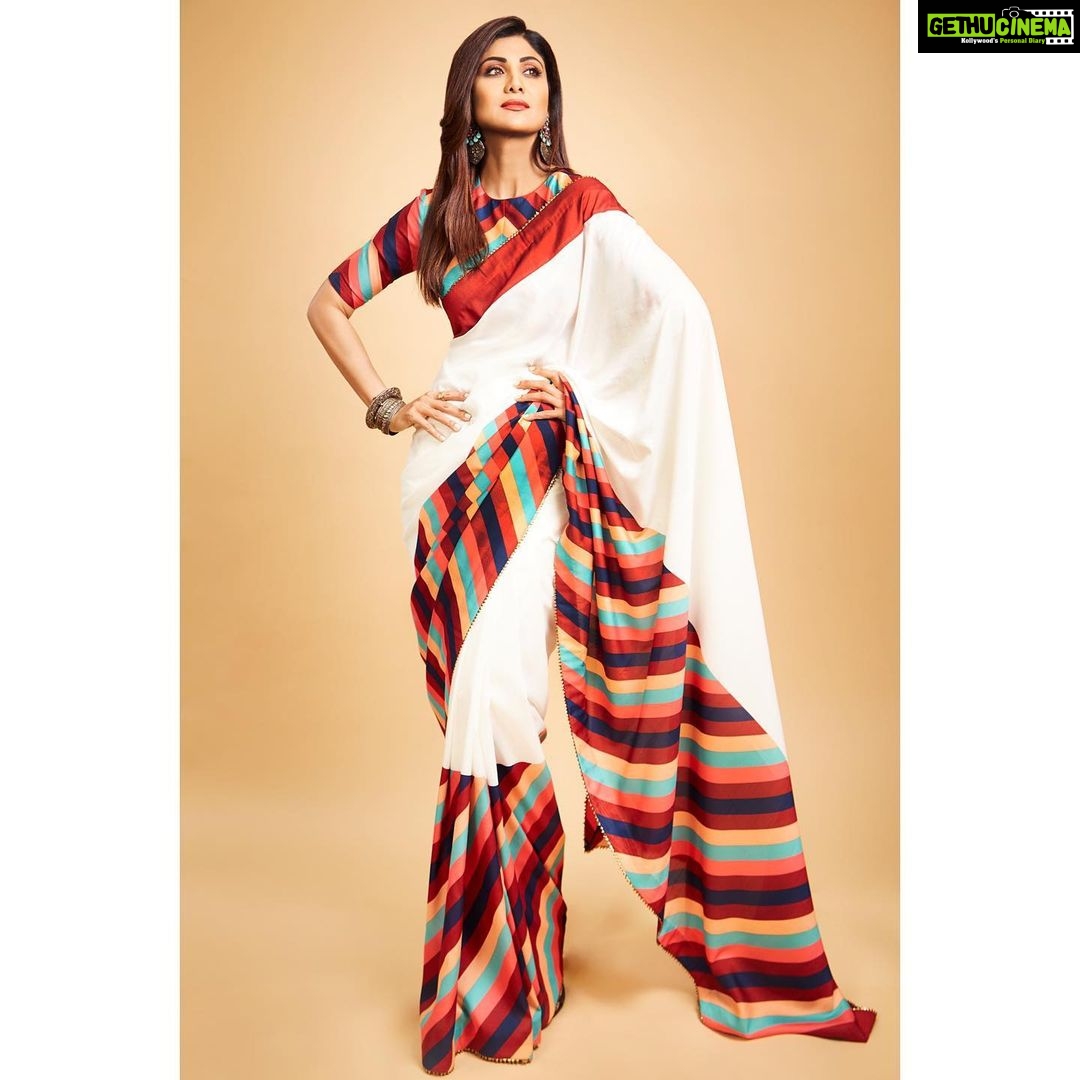 Shilpa Shetty Instagram - Sassy naari in a classy saree!ππ»βββ¨π . Make up: @ajayshelarmakeupartist Hair: @sheetal_f_khan Styling: @sanjanabatra Saree: @mayyurgirotracouture Jewellery: @apalabysumitofficial Photos: @parthsharma05 Managed by: @bethetribe . . . . . #sarinotsorry #indianwear #ootd #fashion #styleΒ #eventdiaries #workmode #throwback