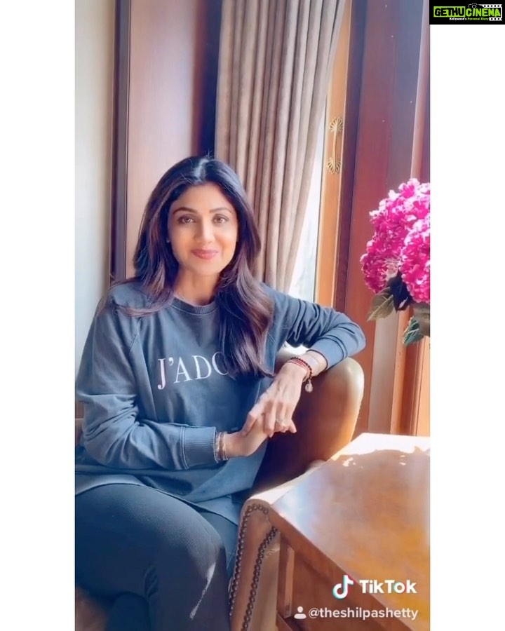 Shilpa Shetty Instagram - 1,00,00,000!!!😍🥳💃🏻🎉❤🧿 We're 10 million strong 💪on @indiatiktok and that too, in just 50 days! ❤🌈🧿 Thank you sooo much for all your love. Celebrating your love this Valentines... Happy Valentine’s Day. . . . . . . . . . . . . . . #tiktokindia #10millionstrong #gratitude #blessed #weekendvibes #Happyvalentinesday
