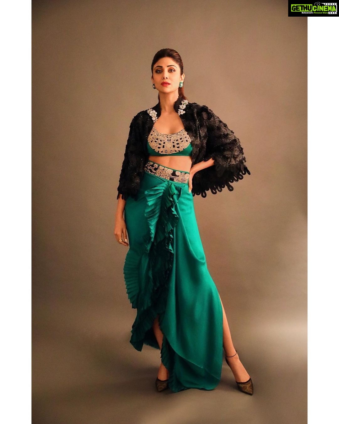 Shilpa Shetty Instagram - Life’s too short to be wearing boring clothes 💁🏻♀️ . . . . . . Hair: @sheetal_f_khan Make up: @ajayshelarmakeupartisst Outfit: @anamikakhanna.in Jewellery: @curiocottagejewelry Shoes: @louboutinworld Styled by: @sanjanabatra Managed by: @bethetribe Photography: @anjalikanakia Assisted by: #IndranilDas . #eventdiaries #kolkata #fashion #style #throwback #lotn