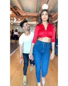 Shilpa Shetty Instagram - Making every hair flip count... 💁🏻‍♀😉
.
@suraj.palsingh.961 @littlegloves_aka_shivani .
.
.
.
.
#thankgoditsfriday #retro #flashbackfriday #nostalgia