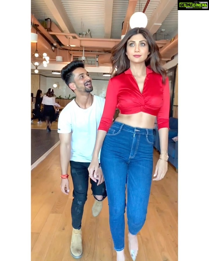 Shilpa Shetty Instagram - Making every hair flip count... 💁🏻‍♀😉 . @suraj.palsingh.961 @littlegloves_aka_shivani . . . . . #thankgoditsfriday #retro #flashbackfriday #nostalgia